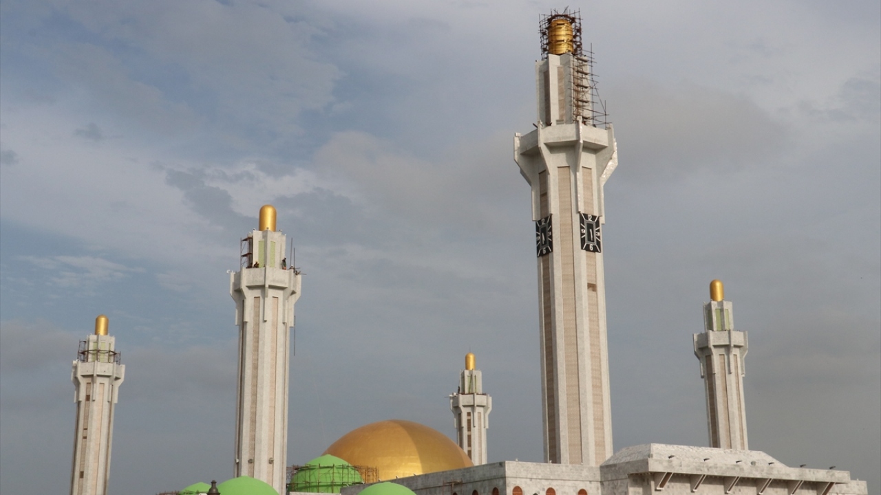Caminin bahçesindeki fıskiyeler de ince işlemeli mimariye ayrı bir özellik katıyor. 