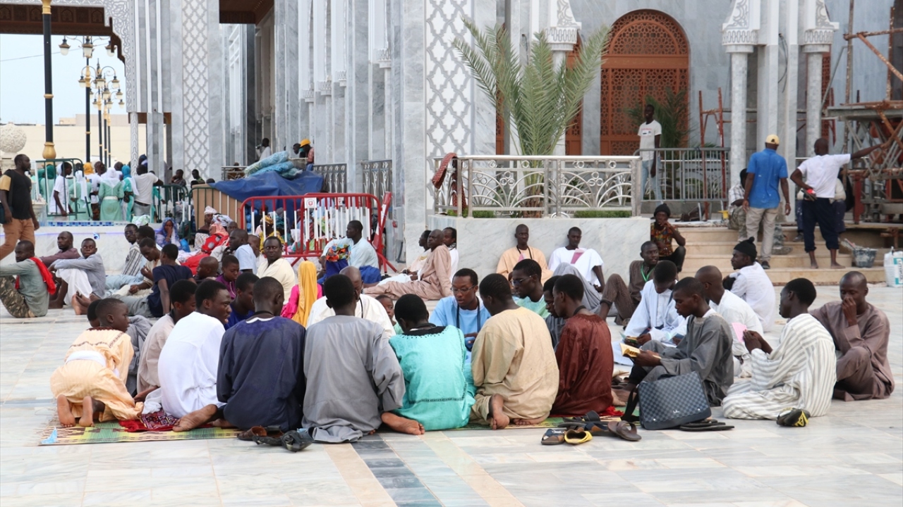 Massalikoul Jinaan`ın inşaatında 800 işçinin yanı sıra binlerce Müridi de gönüllü çalıştı.