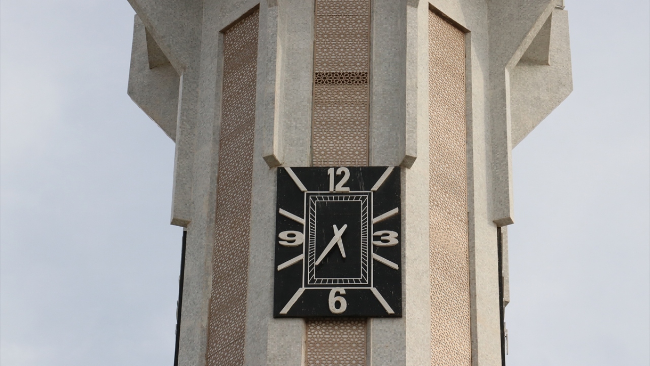 Hükümetin ışıklandırma, sıhhi tesisat ve yol çalışmaları için harcadığı 10,5 milyon avroluk bütçenin yanı sıra Müridi tarikatının gönüllüleri ve Senegalli hayırseverler de inşaat için 30 milyon avroluk destek sağladı.