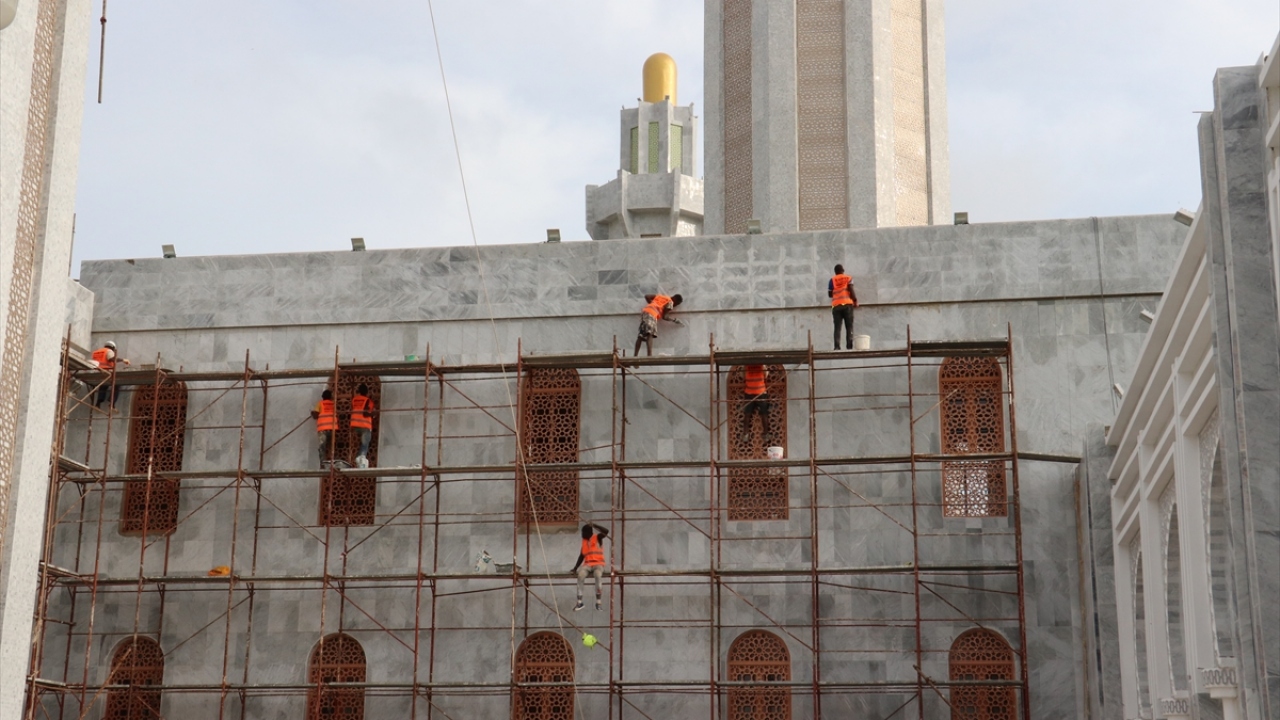 Açılış programı nedeniyle bin 600 polis, caminin etrafı ve yakınındaki yollarda güvenliği sağlayacak. 