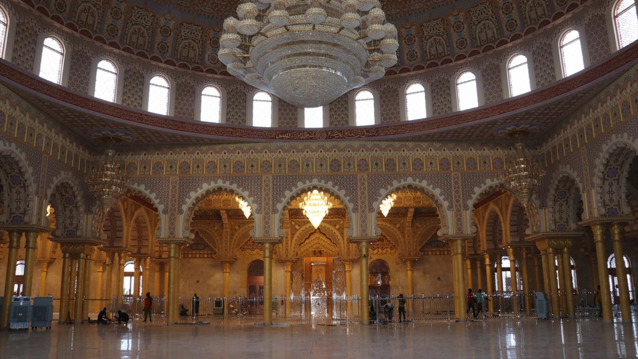 Bu kapsamda, Müridiliğin merkezi kabul edilen Tuba kentinde bulunan Tuba Camisi de mimarisi ve avlusuyla Mescid-i Nebevi`ye benzerliğiyle dikkati çekiyor.