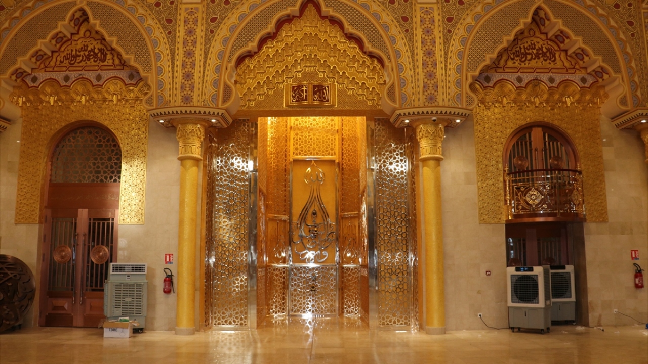 Öte yandan Tuba`da yaşayan Müridi tarikatı şeyhi Mbacke de açılış vesilesiyle geldiği Dakar`da on binler tarafından yollarda karşılandı. 