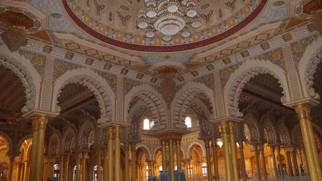 Müridilerin hep bir ağızdan ilahi ve kasideler okuduğu karşılama, renkli görüntülere sahne oldu.