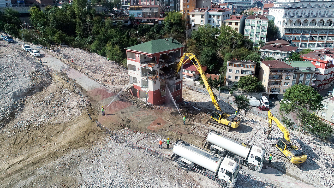 Kağıthane`de kentsel dönüşüm için yıkımına karar verilen 123 binadan sonuncusunun yıkımı Kağıthane Belediye Başkanı Mevlüt Öztekin`in katılımıyla gerçekleşti.