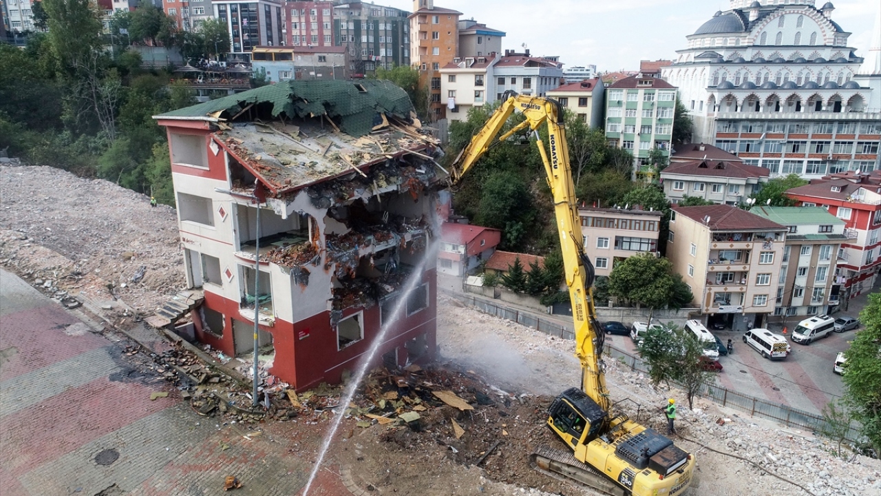 Kağıthane Yahya Kemal Mahallesi`nde riskli olarak tespit edilen 123 binadan 122`sinin bugüne kadar belediye ekipleri tarafından kontrollü şekilde yıkımı yapılırken, geriye kalan, "Huzur Apartmanı" isimli 5 katlı son binanın yıkım işlemi de bugün yapıldı.