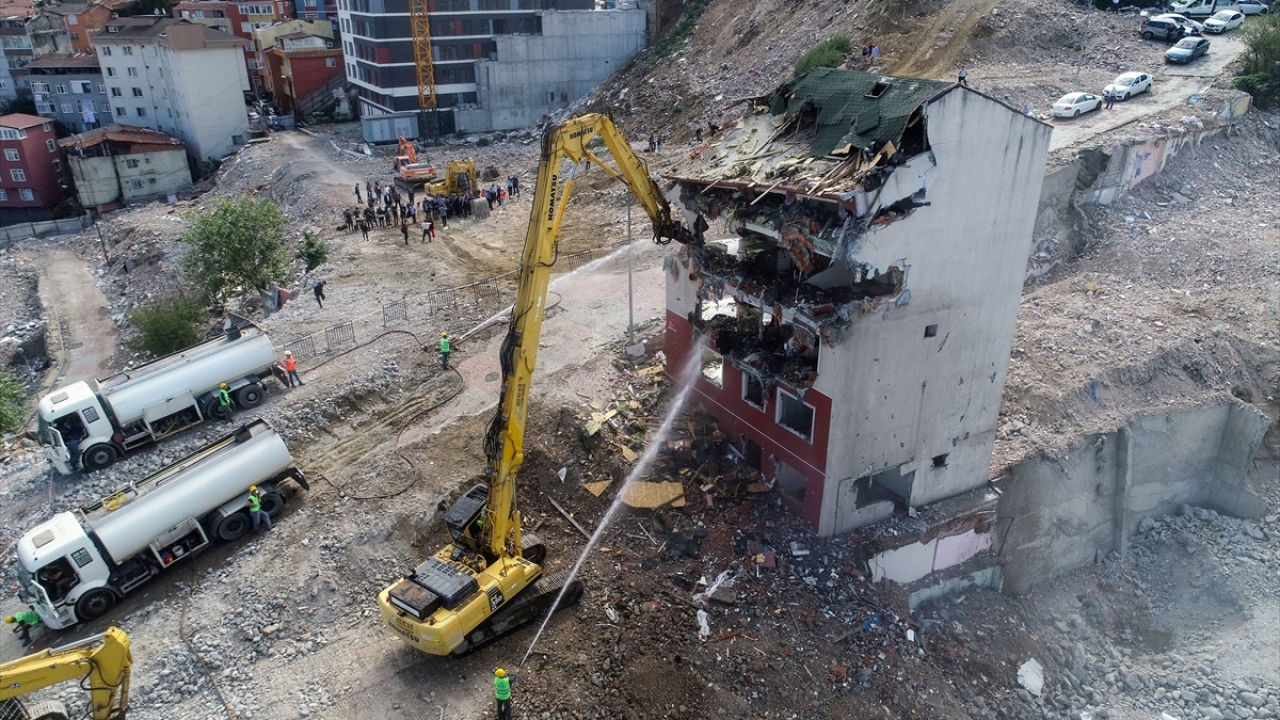 Çevrede önlem alan yıkım ekiplerinin gözetiminde başlatılan yıkım çalışması 3 saatte tamamlandı.