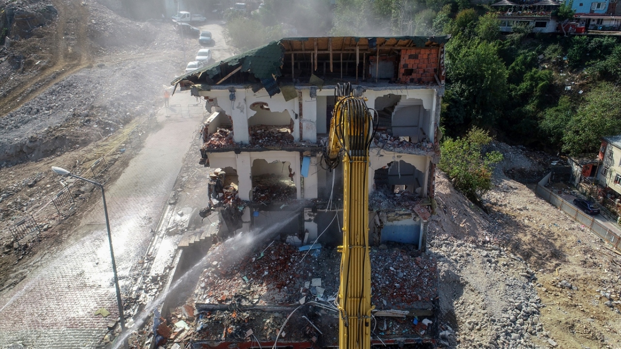 Depremle ilgili ilçede yürütülen çalışmalara ilişkin bilgi veren Öztekin, depremden sonra çağrı merkezi üzerinden kriz masası kurduklarını, dün ve gece boyunca 98`e yakın ihbar aldıklarını anlattı.