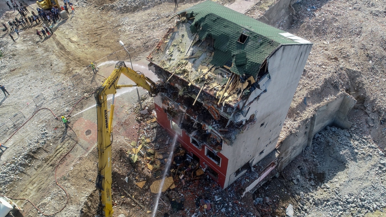 Yıkım çalışmasıyla ilgili de konuşan Öztekin,  Kağıthane`de 22 Nisan 2019 tarihinde bir binanın çöktüğünü anımsatarak, "Yıkımdan önce binadaki komşularımızı 5 dakika içinde tahliye etmiştik zaten." dedi.