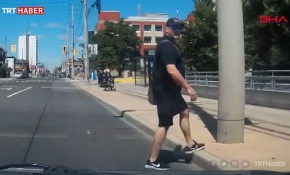 Tepki bakışı atarken direğe çarptı