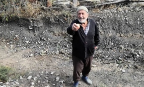 Trendeki yolculara bahçesini açtı