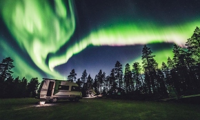 Finlandiyalılar renklerin gökyüzündeki dansını izledi