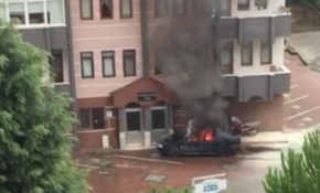 Yanan otomobili balkondan su dökerek söndürmeye çalıştılar