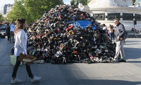 Paris'te mayın ve bomba kurbanlarına destek için ayakkabı piramidi