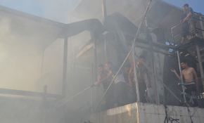 Midilli'de mülteci kampında yangın: 2 ölü