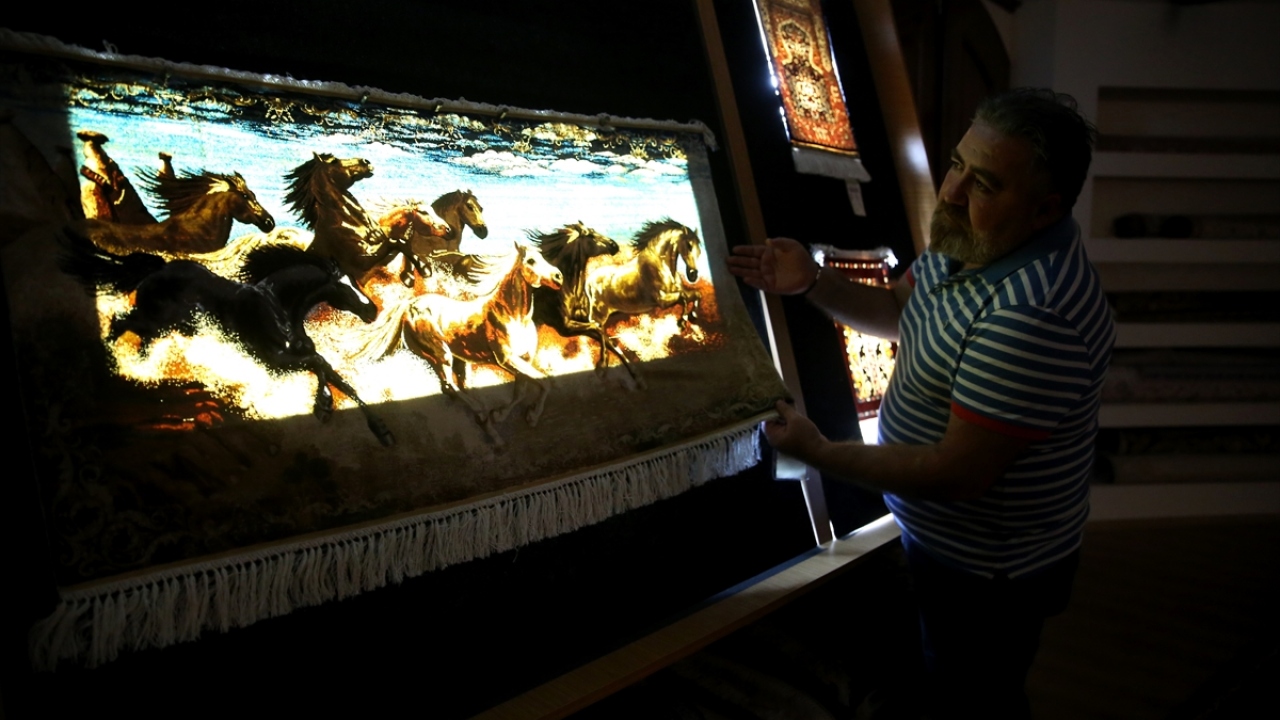 Merkezi ziyaret eden turistler, kozanın ipeğe dönüşümünü ve geleneksel dokuma tezgahlarında zahmetli işçiliği izledikten sonra satış galerilerini gezerek, rengarenk desenlerle halıya atılan imzaya şahitlik ediyor.