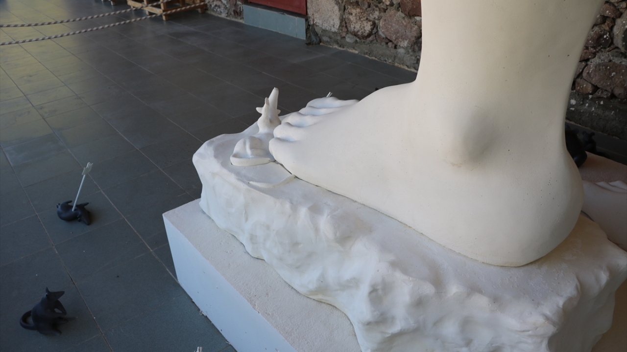 Özgünel, mitolojiye göre Apollon`un, halkına eziyet eden yöneticilere farelerden aldığı veba mikrobunu okların ucuna bulaştırarak onları vurup cezalandırmasıyla bilindiğini aktardı.