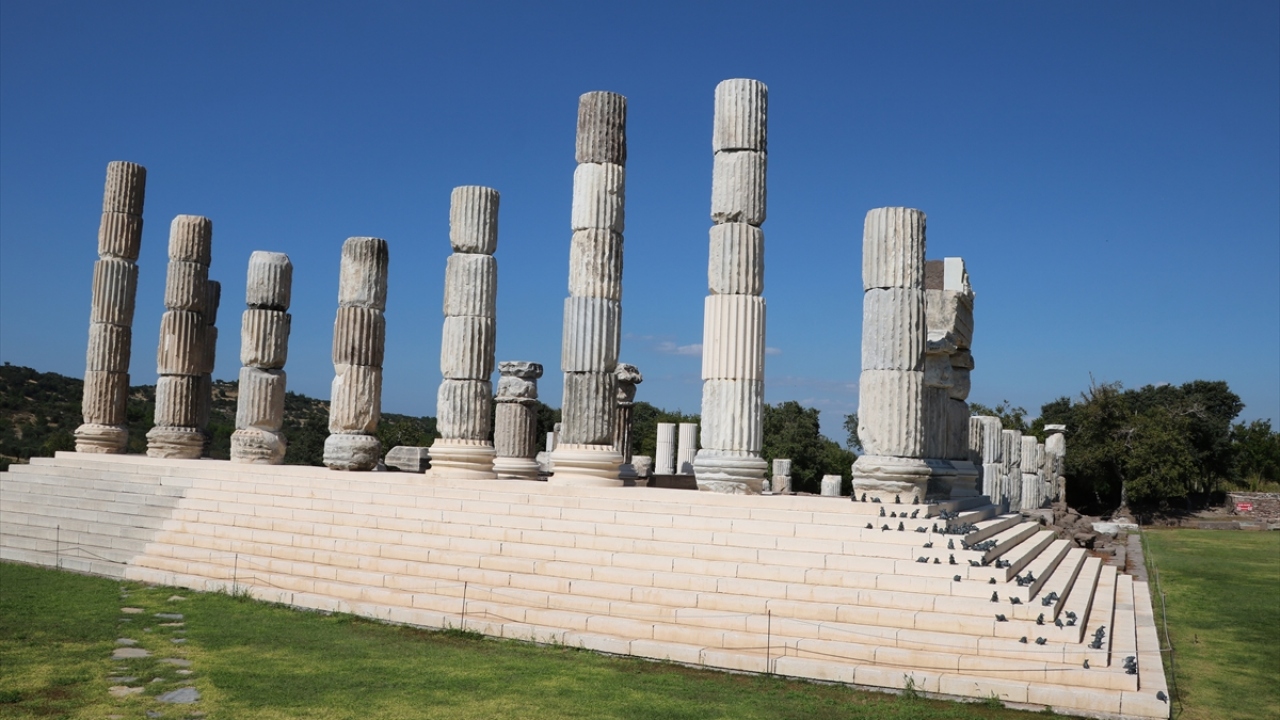 Bölgede ilk kazıların 1866 yılında yapıldığı, ara verildikten sonra 1984`te yeniden başlanan kazı ve restorasyon çalışmalarının sürdürüldüğü kaydediliyor.