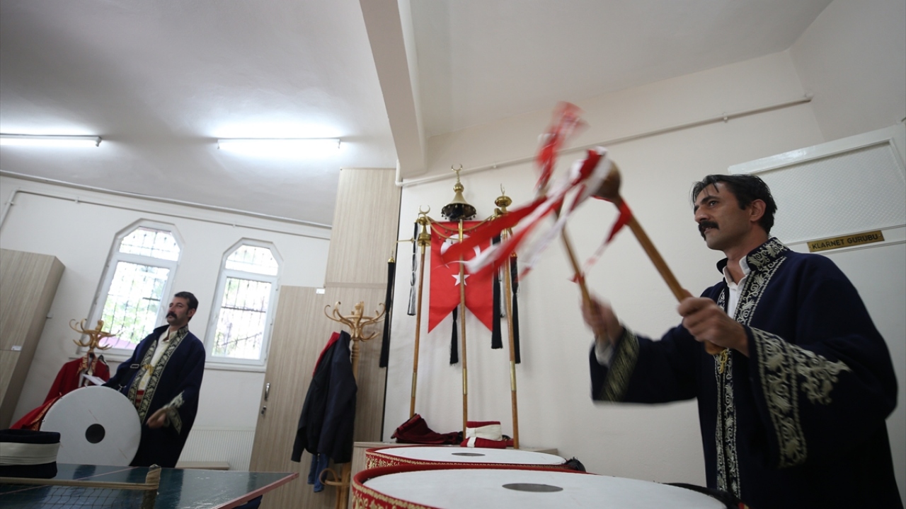 Mehter takımıyla ilgili bilgi veren Mehterbaşı İbrahim Mavili, yaptığı açıklamada, 15 kişilik ekipte iki sancağın yanı sıra davul, trompet, zil, çevgen ve zurna yer aldığını söyledi.