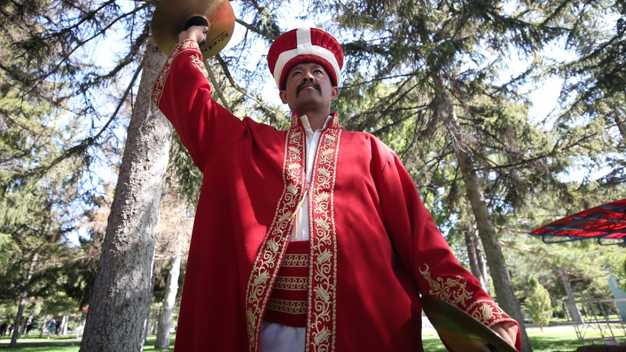 Kayseri Büyükşehir Belediye Başkanı Memduh Büyükkılıç da geçmişten bugüne tarih sahnesinde var olan mehter takımını belediye bünyesinde devam ettirmeye çalıştıklarını söyledi.