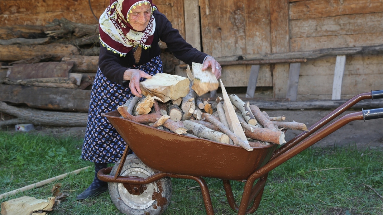 Sağlığını ise doğal yiyecek tüketmeye bağladığını belirten Yılmaz, bol bol inek sütü içtiğini ve yoğurt yediğini aktardı.