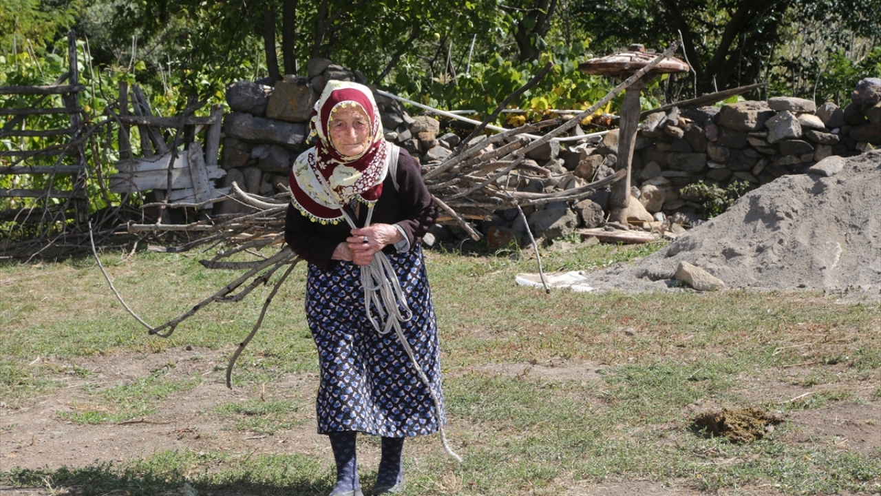 Döndü ninenin 76 yaşındaki oğlu Azmi Yılmaz ise annesinin sağlığının gayet yerinde olduğunu vurgulayarak, "Annem çalışmadan duramıyor. Şu anda iki ineği var. Onlarla vakit geçiriyor." diye konuştu.