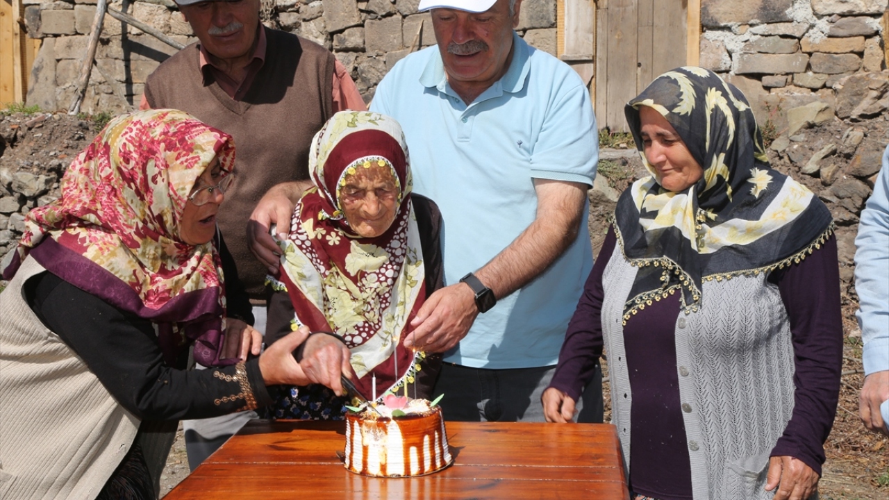 Öte yandan mahalle sakinleri, bir araya gelerek Döndü Yılmaz`a sürpriz doğum günü de düzenledi. Kendisi için hazırlanan pastadaki mumu üfleyen Döndü nine büyük mutluluk yaşadı.