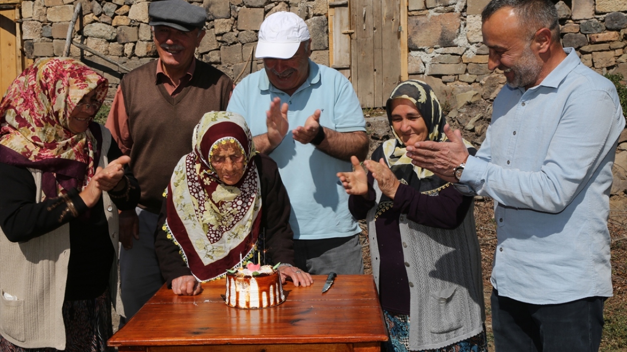 Mahalle Muhtarı Olgun Yıldırım, Döndü Yılmaz`ın anneannesi olduğunu belirterek, "Anneannem ilerlemiş yaşına rağmen halen köy işlerini rahatlıkla yapabiliyor. Bazen ot biçiyor, bazen dağa gidip odun getiriyor." dedi.