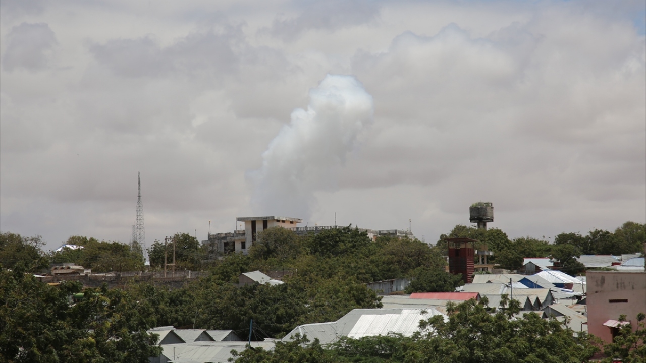 Saldırı sonrası bölgeden dumanlar yükseldi.