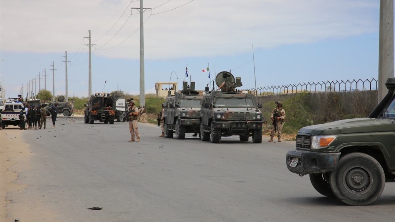 Öte yandan Mogadişu`da görev yapan İtalya barış gücü konvoyu da bomba yüklü başka bir araçla hedef alındı. 