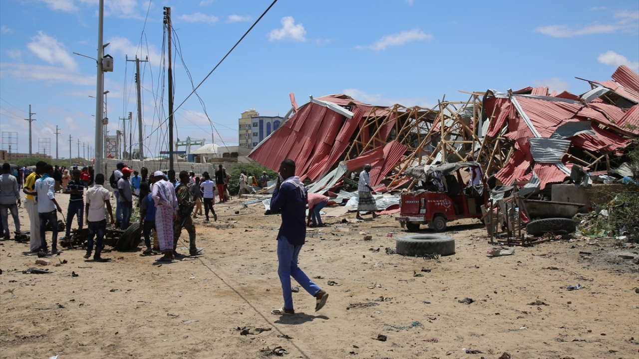 Saldırıda çevredeki binalarda da hasar oluştu.