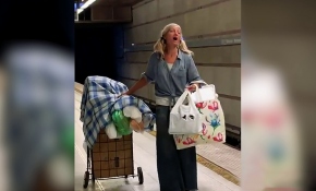 Los Angeles'ta sokakta yaşayan kadın sesiyle büyüledi