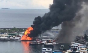 Maldivler'de limana demirli tekneler yandı