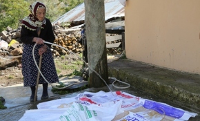 Asırlık Döndü nine gençlere taş çıkarıyor