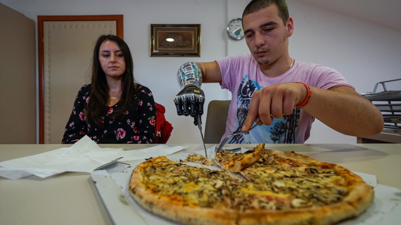 Ermin`in kız arkadaşı Selma Vereget de kazadan yaklaşık bir ay sonra tanıştıklarını belirterek "Kolunun olmamasını asla bir eksiklik olarak görmedim. Ben onun karakterine aşık oldum." diye konuştu.