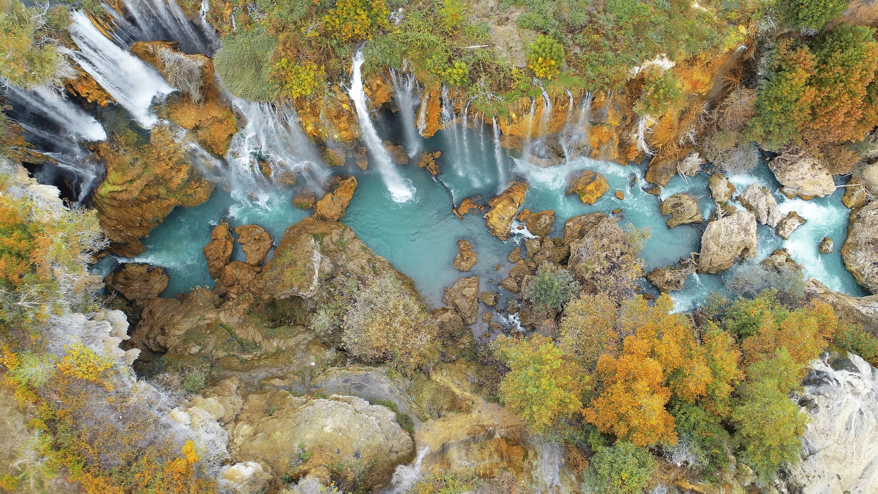 Hadim Aladağ bölgesinde Göksu Nehri üzerinde bulunan "Yerköprü Şelalesi" olarak da bilinen şelale, adını alüvyon üzerine traverten çökmesi ve alttaki alüvyonun eriyerek köprü şekline benzemesinden alıyor.