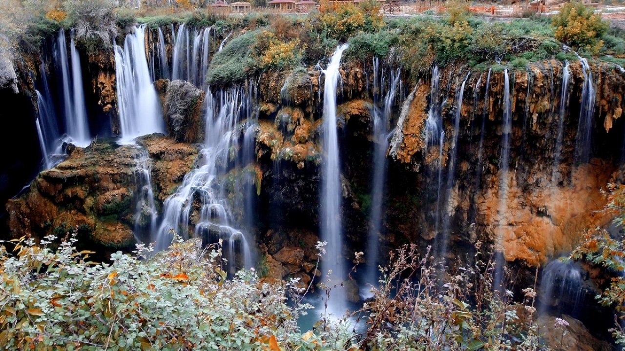 Konya’ya 100, ilçe merkezine ise 23 kilometre mesafedeki şelale, sonbaharda ziyaretçilerine güzelliklerini sunuyor. 