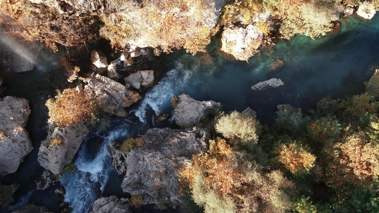  Doğa tutkunlarının yanı sıra fotoğraf meraklılarını da cezbeden şelale, sonbaharın bütün renklerini barındıran manzarasıyla doğal bir stüdyo imkanı sağlıyor.
