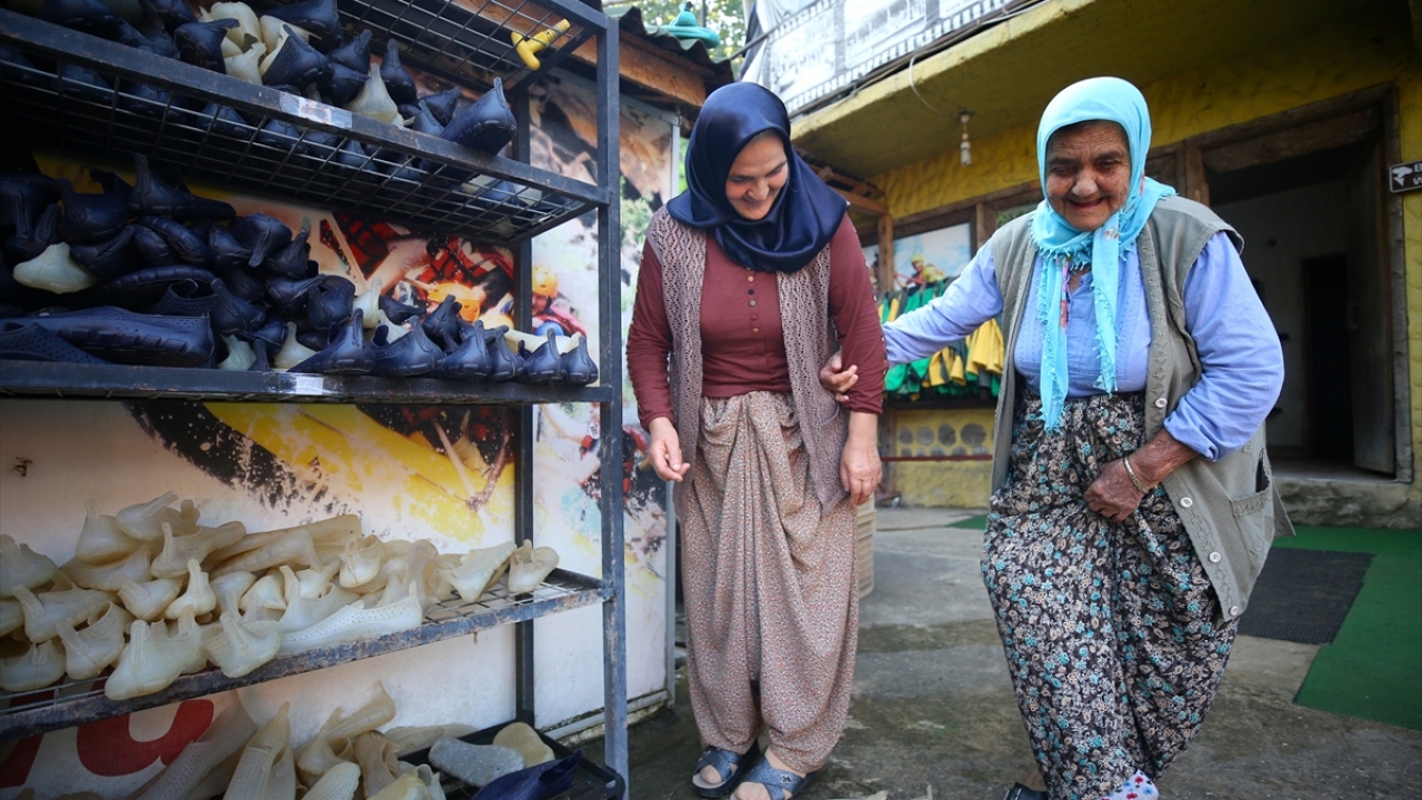 Rafting İl Temsilcisi Birol Tepe, yaptığı açıklamada, köydeki yaşlıların gönlünü kazanmak için rafting turu düzenlediklerini söyledi.