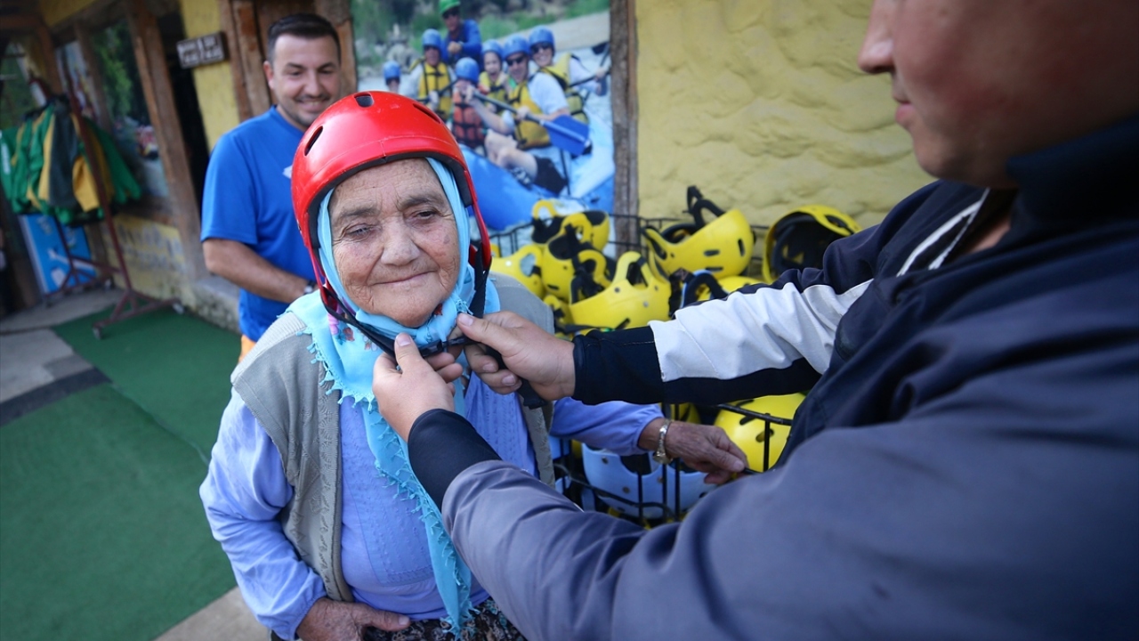 Kask takıp can yeleklerini giyen vatandaşlar, bilgilendirmenin ardından botlarını suya kadar taşıdı.