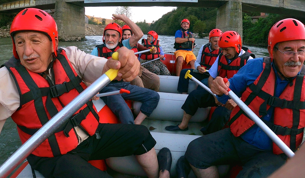 Dünya Yaşlılar Günü`nü kutladıklarını belirten Tepe, "Biz gençler raftingle ilgileniyoruz. Bu özel günde büyüklerimizi düşündük. Onlara her gün hürmet ediyoruz ama bugünkü turumuzla farkındalık ve toplumsal duyarlılık oluşturmak istiyoruz." dedi.