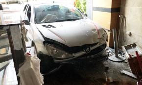 Kontrolden çıkan otomobil pastaneye girdi: 6 yaralı