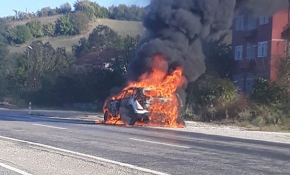 Lüks araç yangını güvenlik kamerasında
