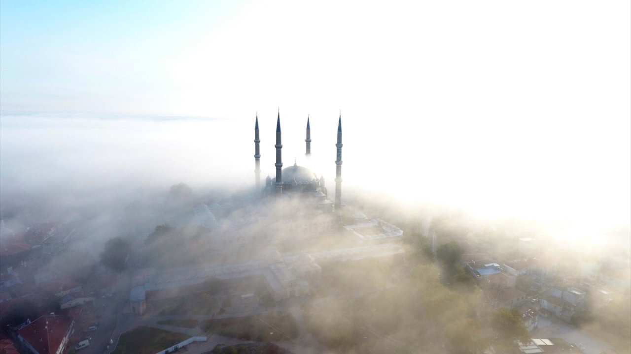 Yorgan gibi gökyüzünü kaplayan siste, dünyanın sayılı açık hava müzelerinden olan kentteki tarihi eserlerin kubbe ve minareleri kayboldu.