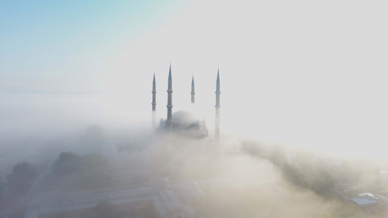 Mimar Sinan`ın ustalığını konuşturduğu ve "kalem gibi" diye nitelenen 85 metre yüksekliğinde minarelerin bazı bölgelerden sadece külahları görüldü.