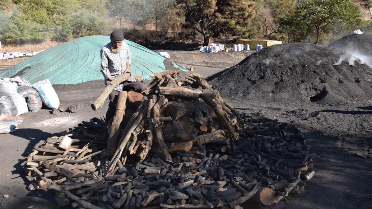 Veysi Özdemiralp (18) ise zor şartlarda çalıştıklarını vurguladı. Mangal kömürü üretimine çocukluğunda başladığını anlatan Özdemiralp, "1996 yılından beri bu işi yapıyorum. Mart ayında başlayan üretimimiz kasım ayına kadar sürer." dedi.