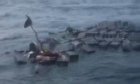 Kolombiya'da gemi alabora oldu, kaçakçılar uyuşturucuya tutundu