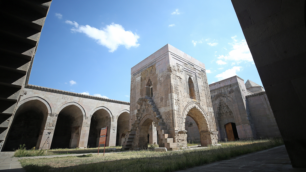 Önünden geçen Kayseri-Sivas karayolunun 1993 yılında yapılan çalışmalarla yaklaşık 500 metre ileriye alınmasının ardından gözlerden uzak kalan kervansaray, yenilenen yüzüyle ziyaretçilerini bekliyor.