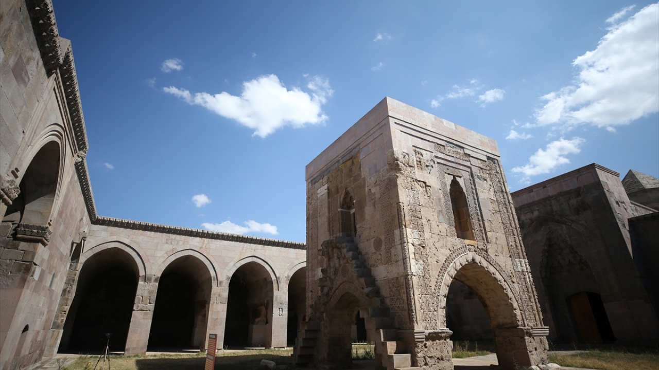 Güvenlik gerekçesiyle dönemin sultanları tarafından konaklama amacıyla tercih edildiği için "gözde" hanlar arasında yer alan tarihi kervansaray, ortasında bulunan bol bezemeli köşk mescidi ile diğer kervansaraylardan farklı özellik taşıyor.