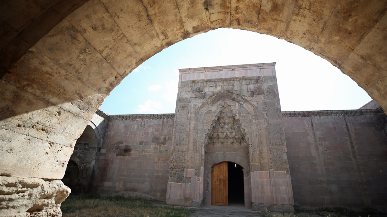 Yaklaşık 6 yıl önce Bünyan Belediyesi tarafından restore edilen kervansarayın, yeni projelerle kentin önemli tarihi mekanlarından biri olması planlanıyor.