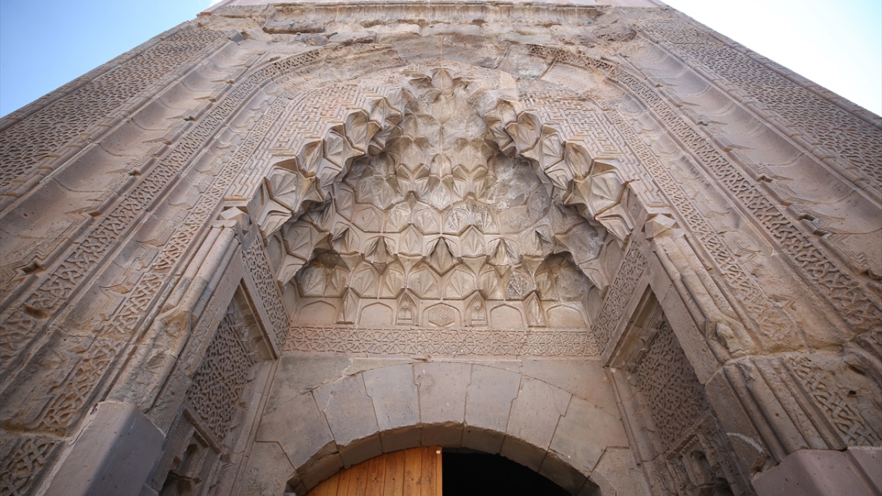 Altun, Sultanhanı Kervansarayı`nı İpek Yolu üzerinde yapılan diğer kervansaraylardan ayıran önemli özellikleri bulunduğunu belirtti.